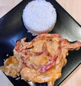 Perche du Nil cuisiné à la sauce tomate & poivrons