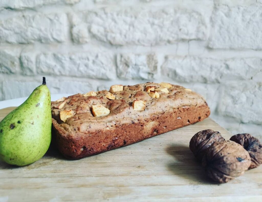 Gâteau aux noix et à la poire