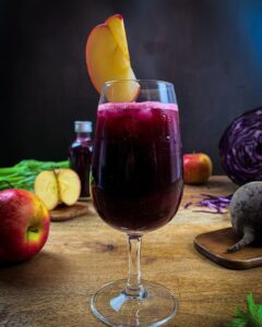 Jus de pommes chou rouge céleri et betterave crue