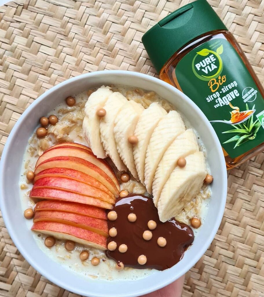 Bowl de porridge pommes, banane et chocolat noir