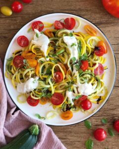 Spaghetti de courgettes, burrata, tomates cerise et drizzle de pesto