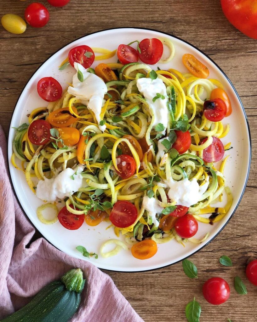 Spaghetti de courgettes, burrata, tomates cerise et drizzle de pesto