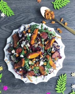 Salade à base de chorizo, feta, lamelles de potiron grillées au four et cacahuètes au chili