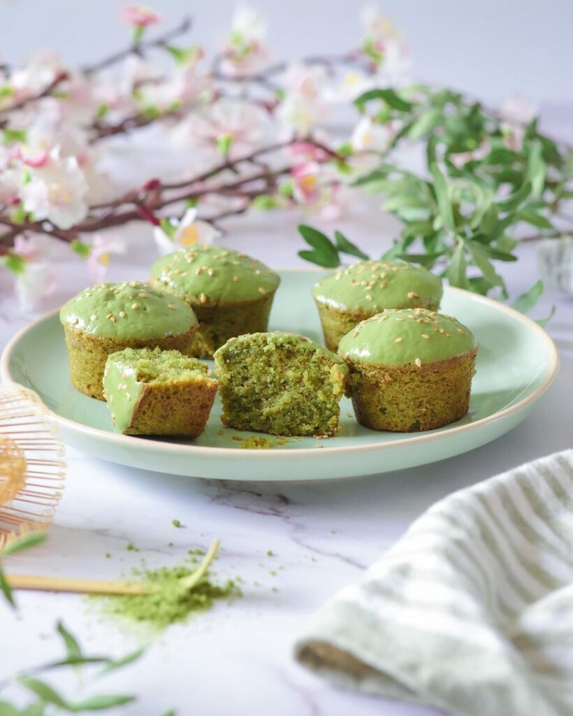 Muffins au thé matcha et glaçage au chocolat