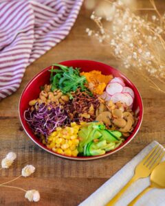 Vegan bowl au riz noir et houmous de carotte