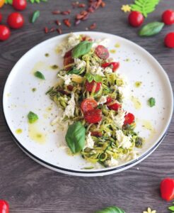Spaghetti de courgettes, mozzarella, tomates cerise et drizzle de pesto