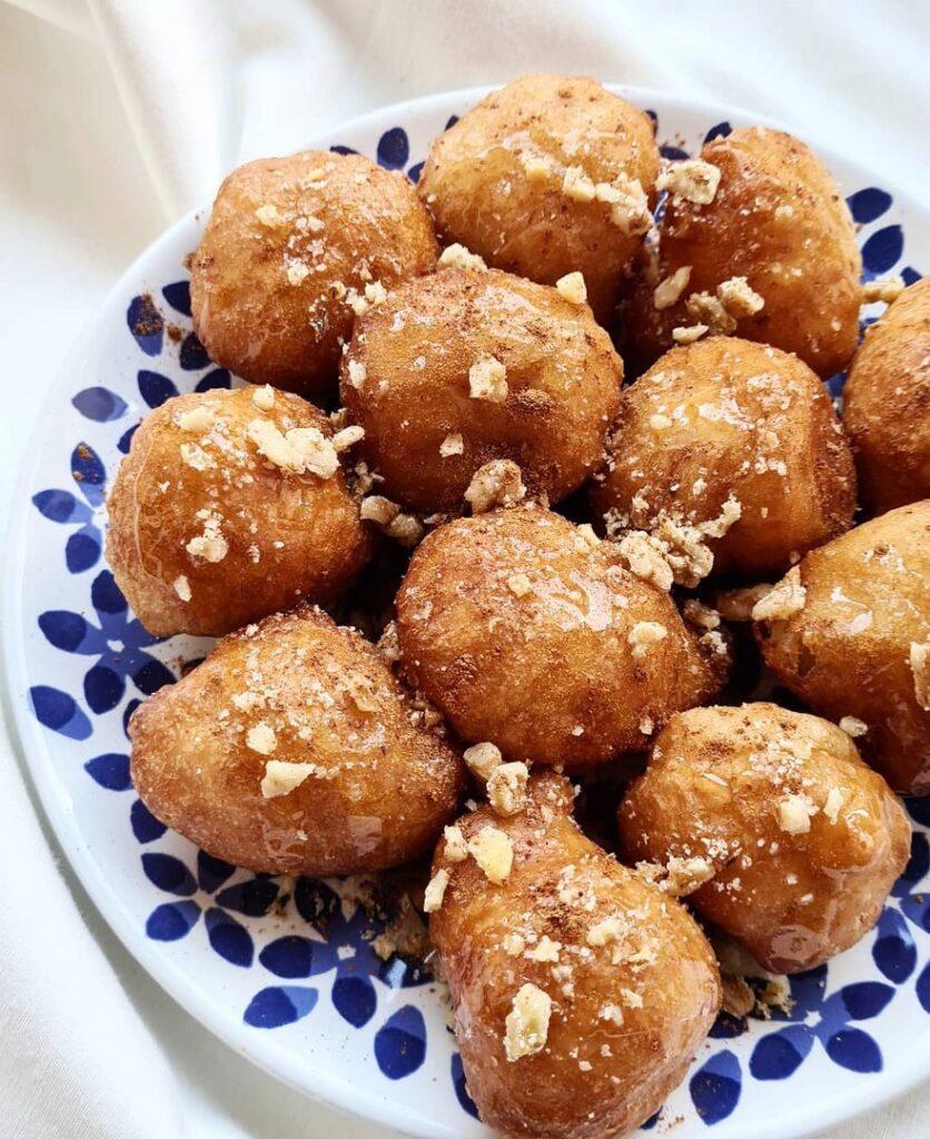 Beignets grecs au miel et à la cannelle