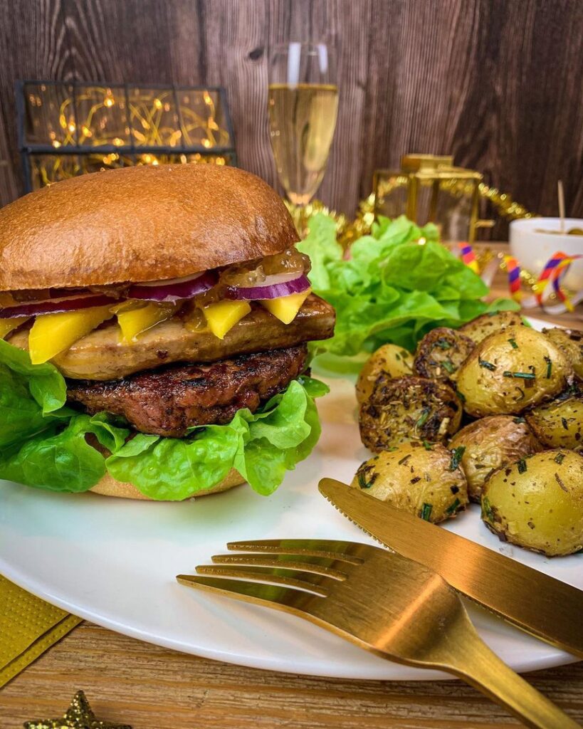 Hamburger de foie gras poêlé et pommes de terre sautées