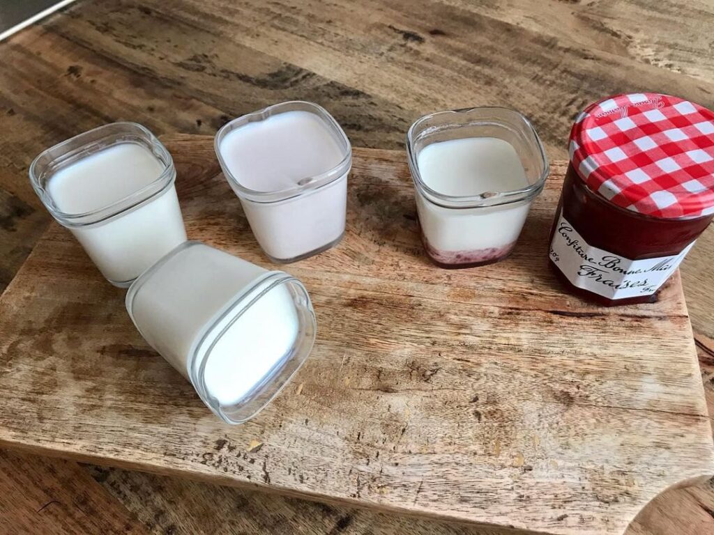 Yaourts maison à la confiture de fraises
