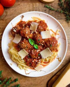 Linguine aux boulettes de boeuf et sauce tomate