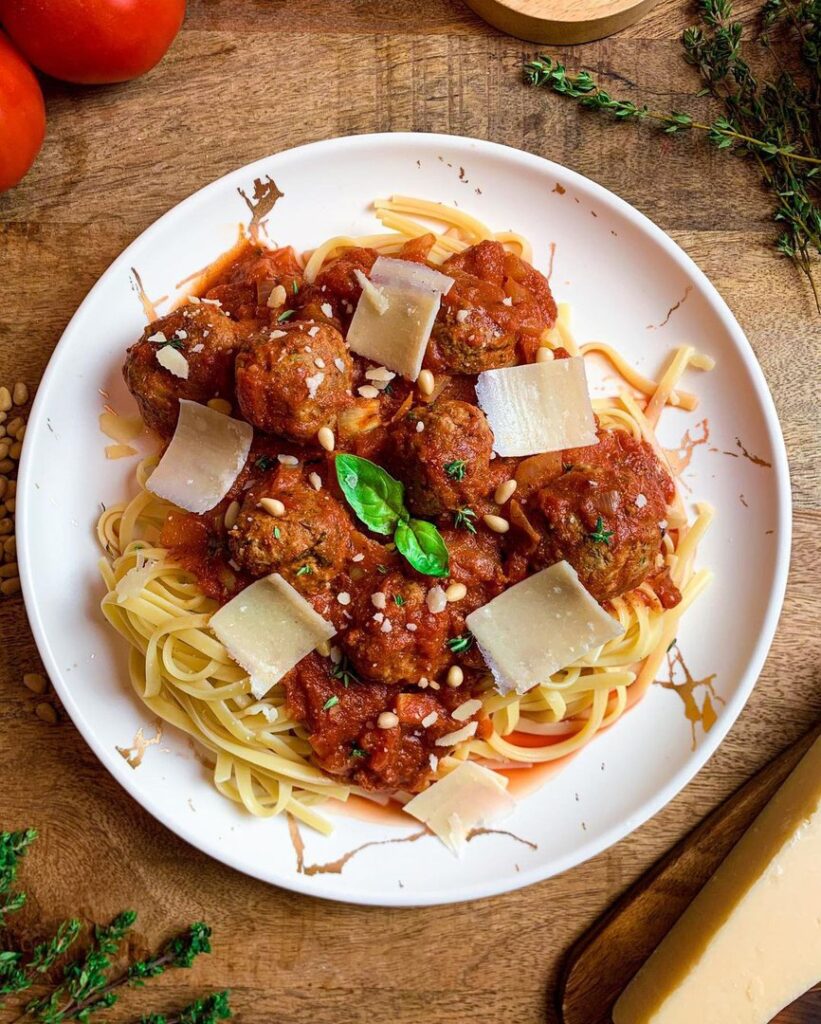Linguine aux boulettes de boeuf et sauce tomate