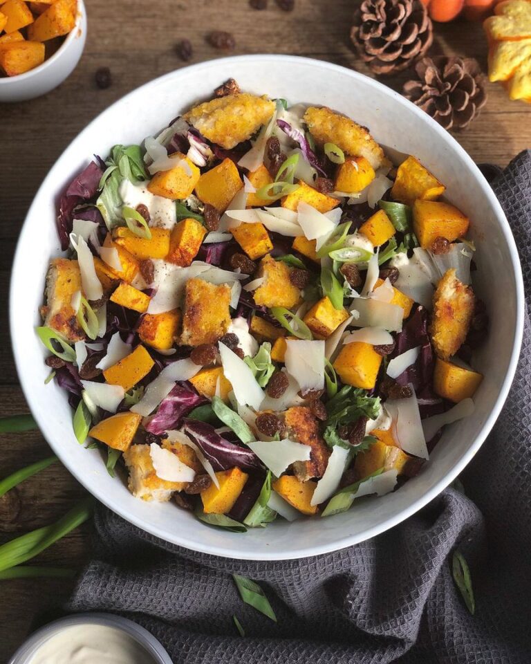 Salade César à la courge butternut et aux raisins secs