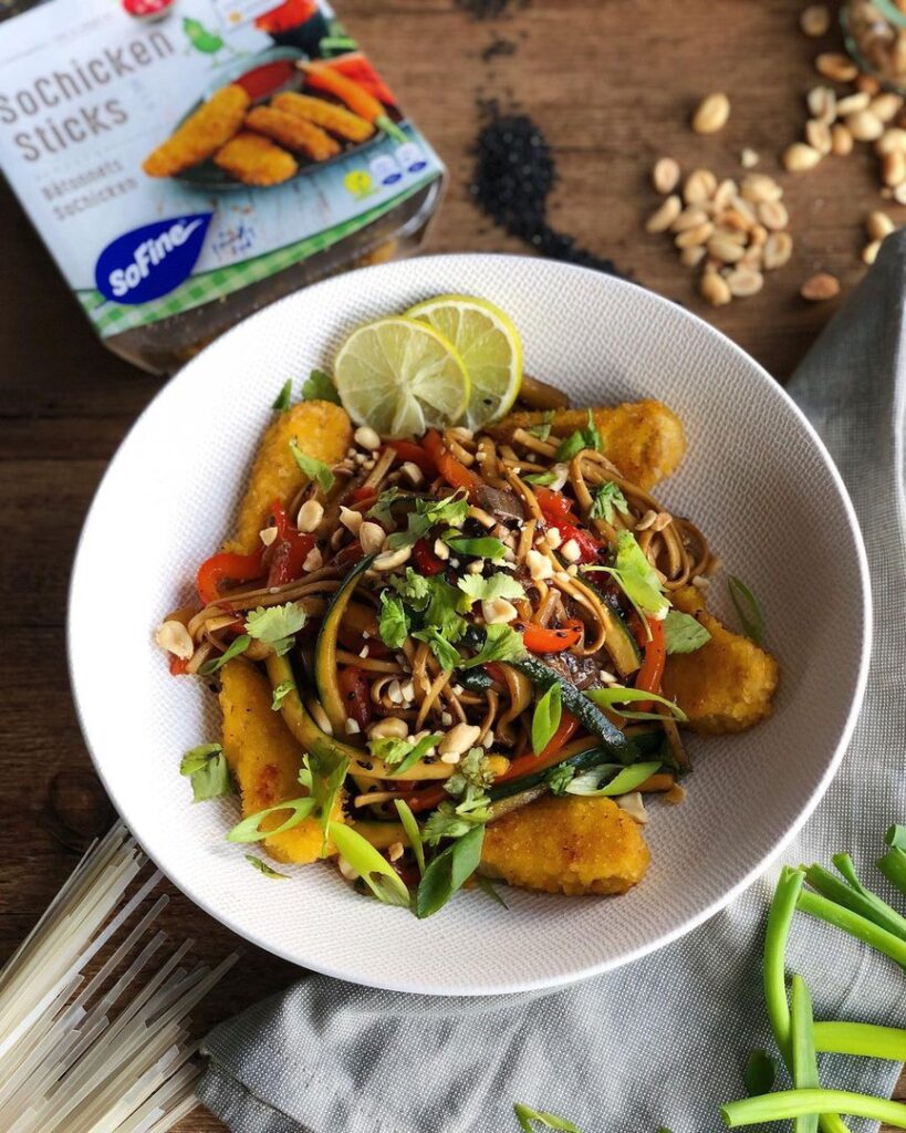 Nouilles avec sa sauce hoisin et chili accompagnées