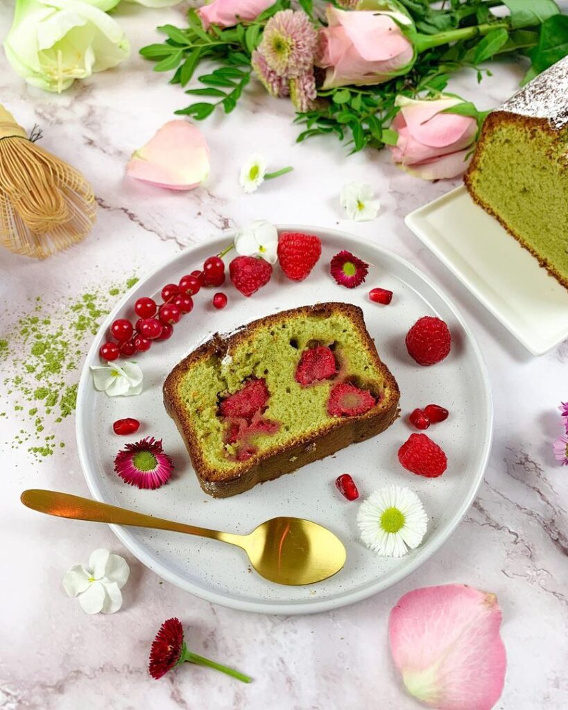 Cake au matcha et aux framboises entières