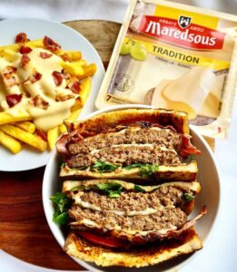 Pain perdu façon burger et frites sauce fromage
