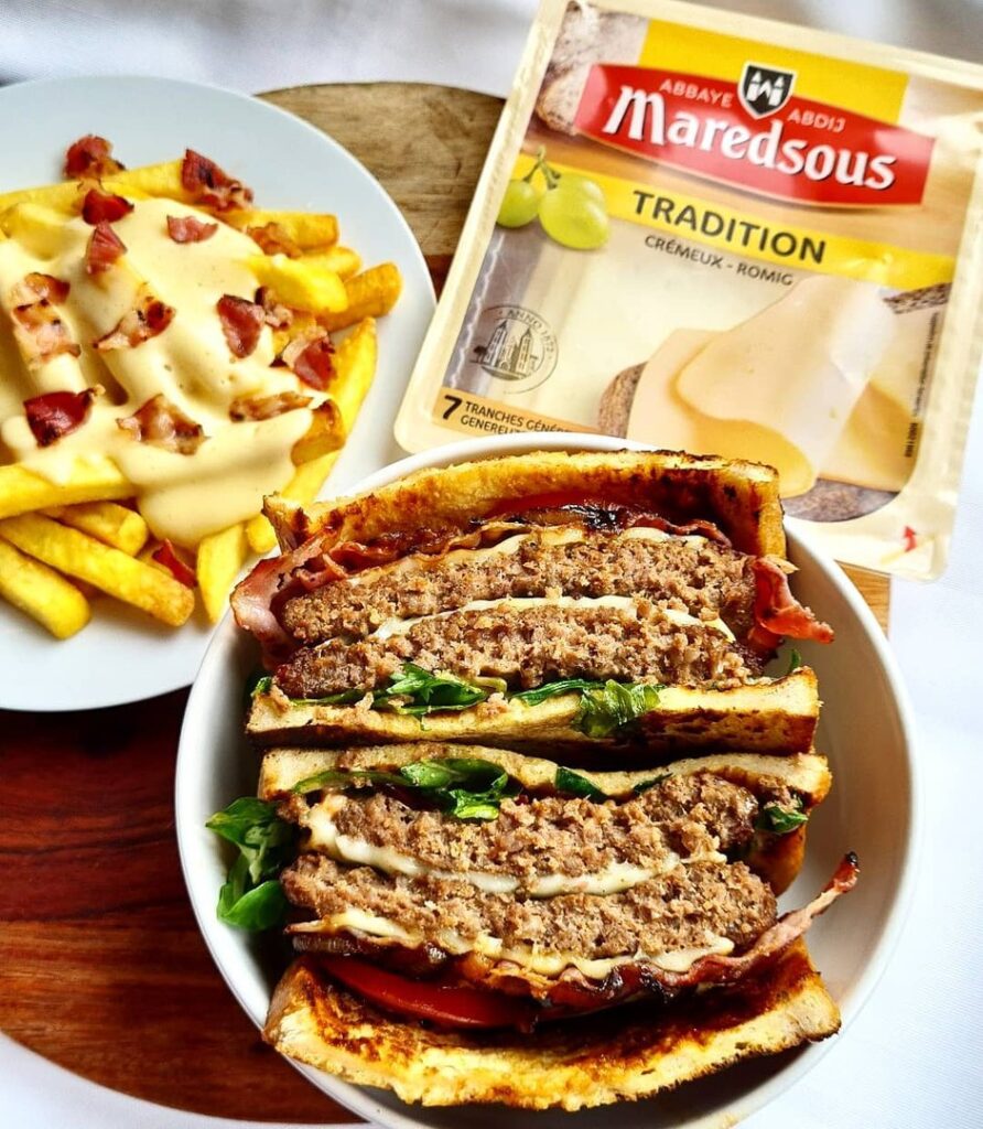 Pain perdu façon burger et frites sauce fromage