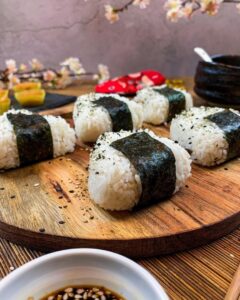 Onigiri japonais maison au thon