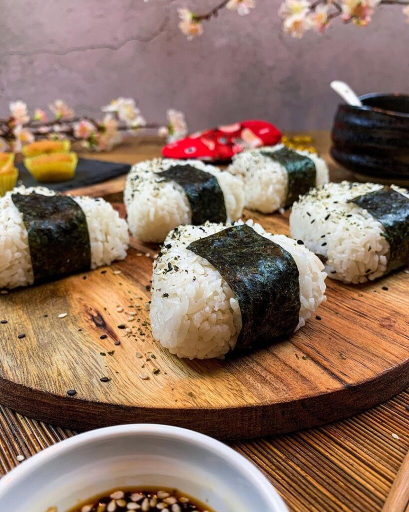 Onigiri japonais maison au thon