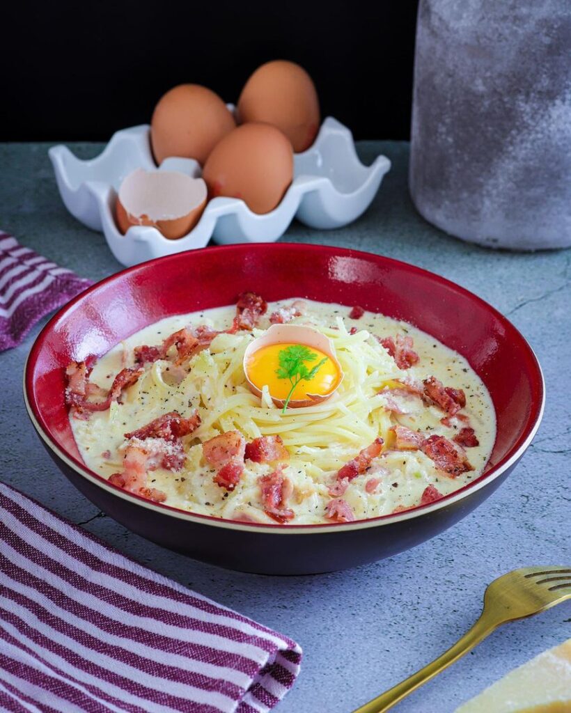Pâtes à la crème onctueuse et bacon émincé