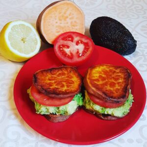 Petits burgers de patates douces garnis avec tomate et avocat