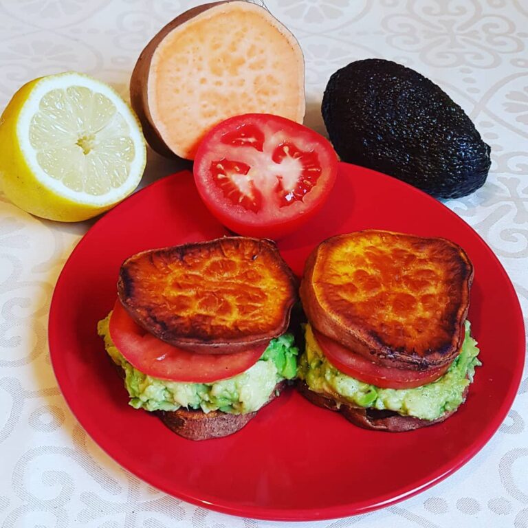 Petits burgers de patates douces garnis avec tomate et avocat