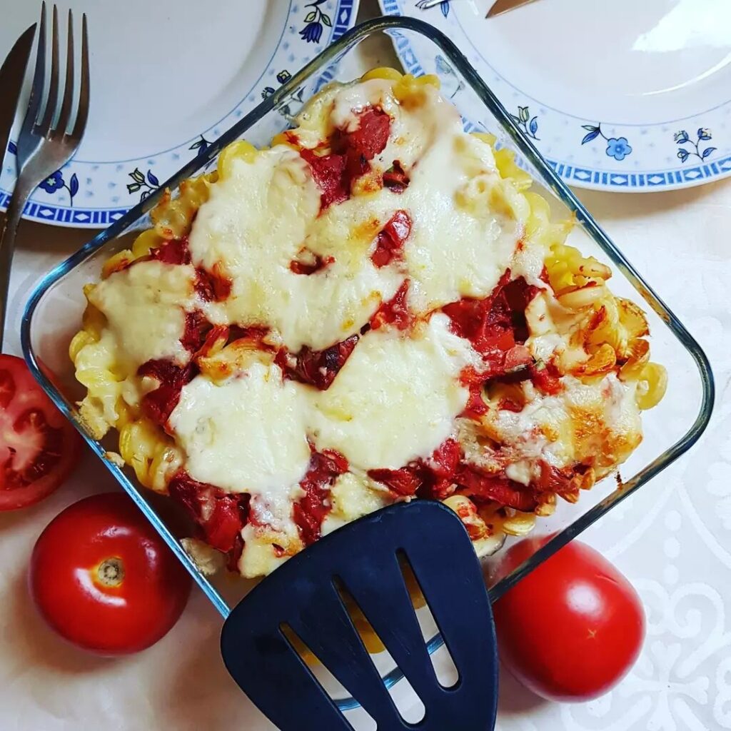 Gratin de pâtes à la tomate et mozzarella