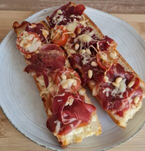 Tartines au jambon cru et tomates gratinés