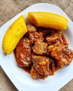 Banane plantain bouilli et bœuf en sauce