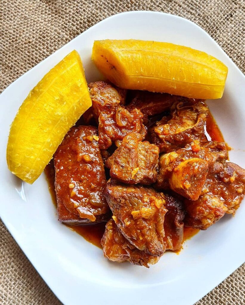 Banane plantain bouilli et bœuf en sauce