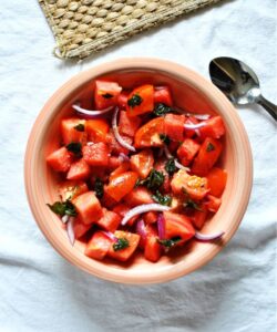 Salade pastèque tomates et oignons rouges