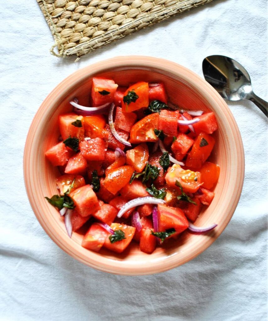 Salade pastèque tomates et oignons rouges
