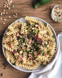 Pâtes au saumon, courgettes et pignons de pin torréfiés Pâtes au saumon, courgettes et pignons de pin torréfiés
