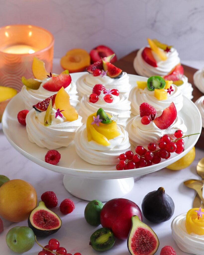 Mini pavlovas multifruits