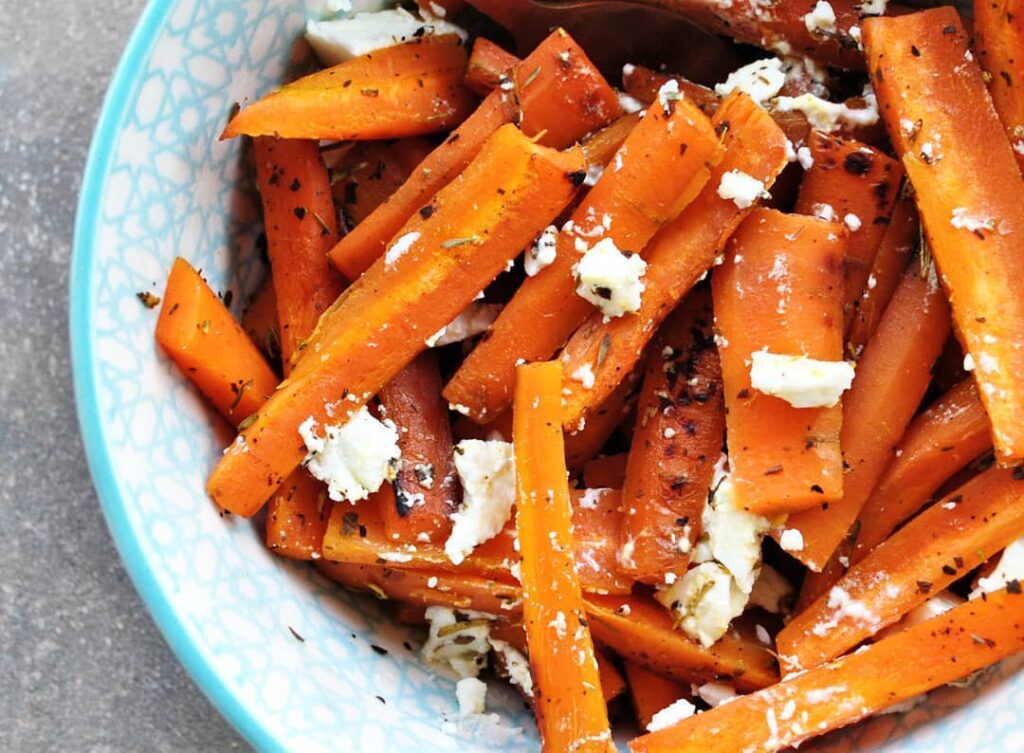 Carottes poêlées à la fêta et aux herbes de Provence