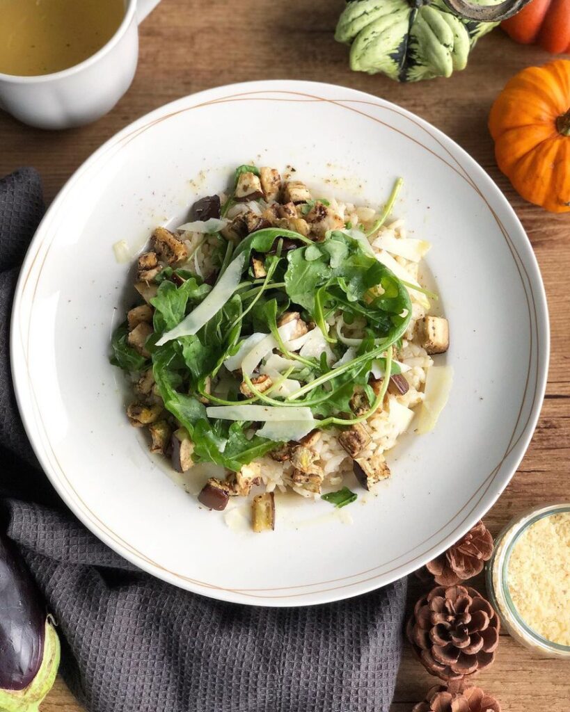 Risotto aux abergines, roquette et lamelles de parmesan
