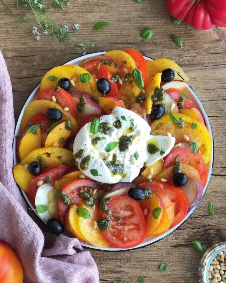Salade caprese à la pêche, nectarine et tomates Salade caprese à la pêche, nectarine et tomates