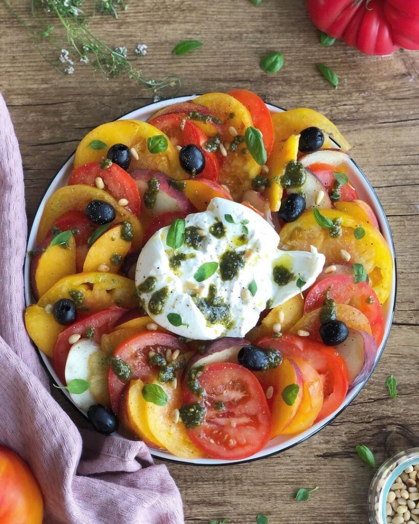 Salade caprese à la pêche, nectarine et tomates
