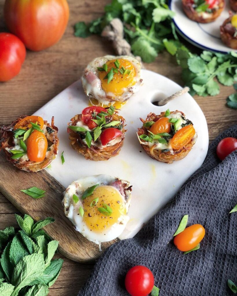 Nids de pommes de terre et oeuf