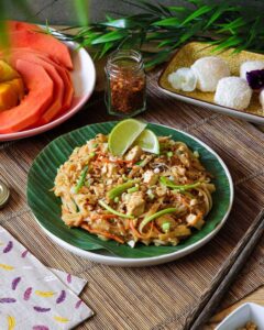 Pad thaï au poulet et cacahuètes