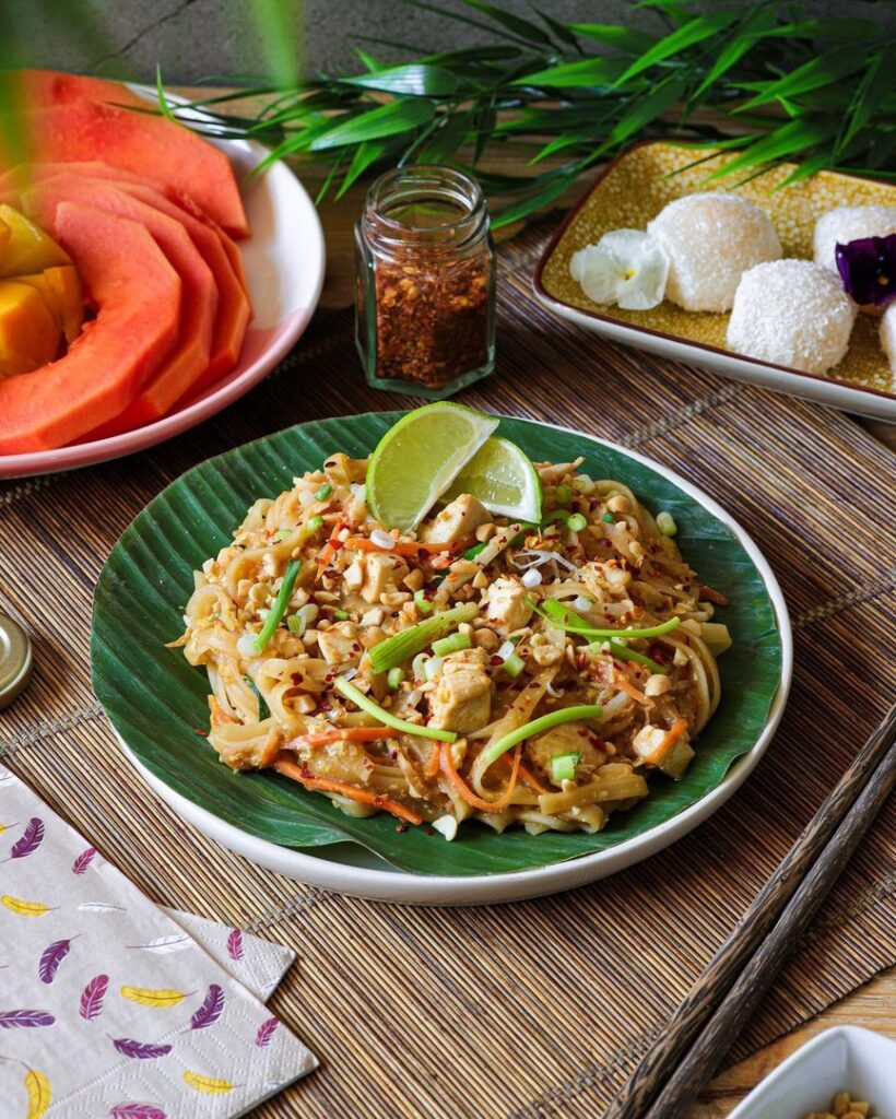 Pad thaï au poulet et cacahuètes
