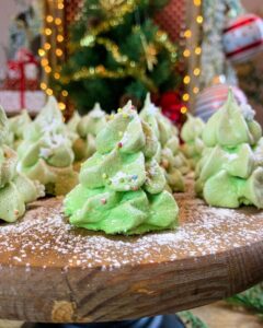 Meringues en sapins à la pistache