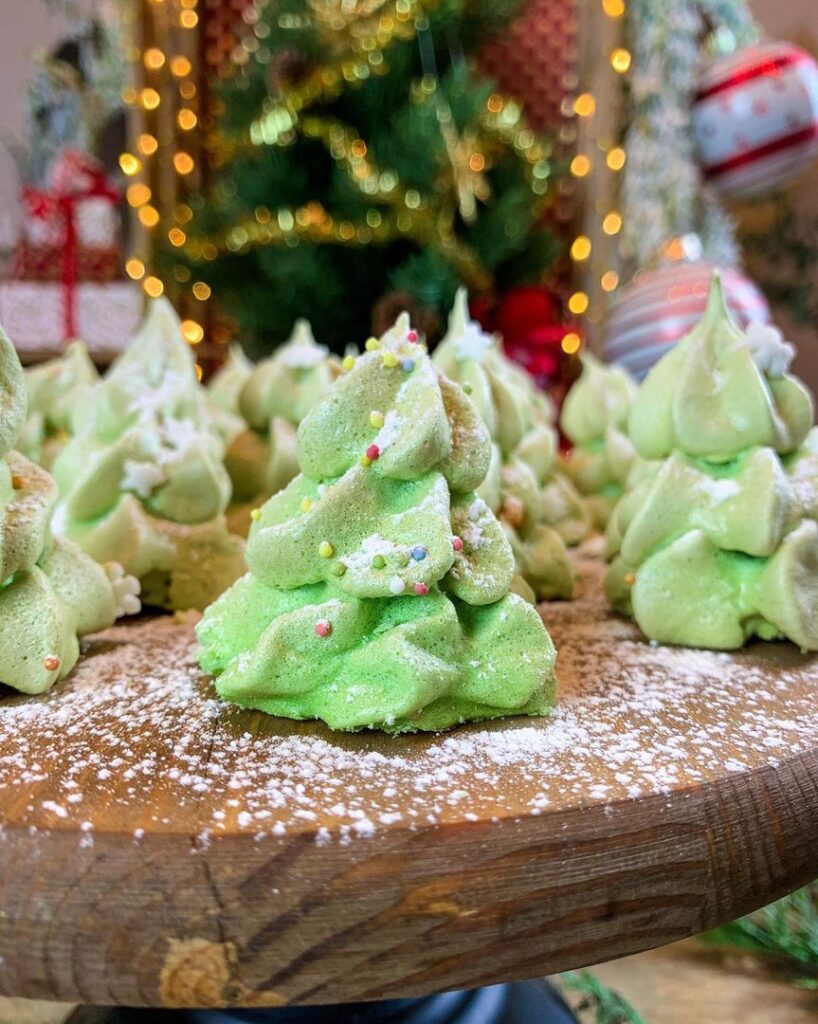 Meringues en sapins à la pistache