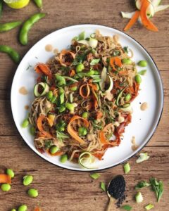 Nouilles aux légumes et sauce cacahuète soja