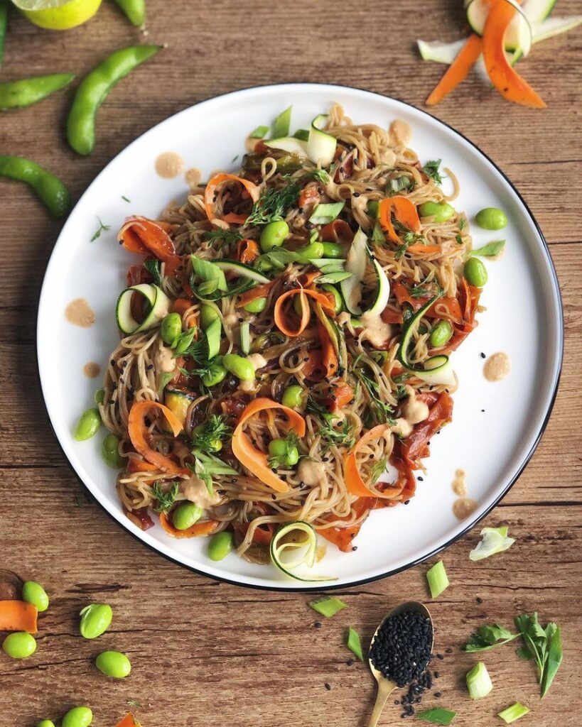 Nouilles aux légumes et sauce cacahuète soja