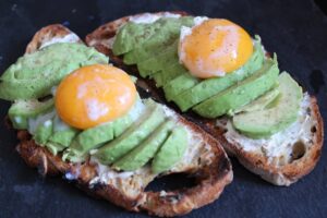 Tartine d&rsquo;avocat et son jaune mollet