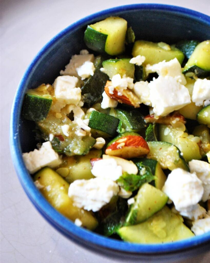 Courgettes aux amandes torréfiées, feta et menthe