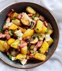 Pommes de terre rissolées aux lardons et chèvre chaud Pommes de terre rissolées aux lardons et chèvre chaud