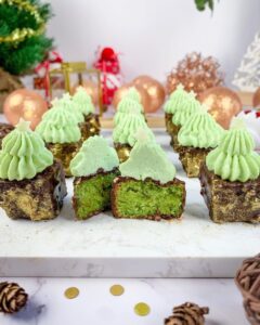 Cubes à la pistache et glaçage chocolat