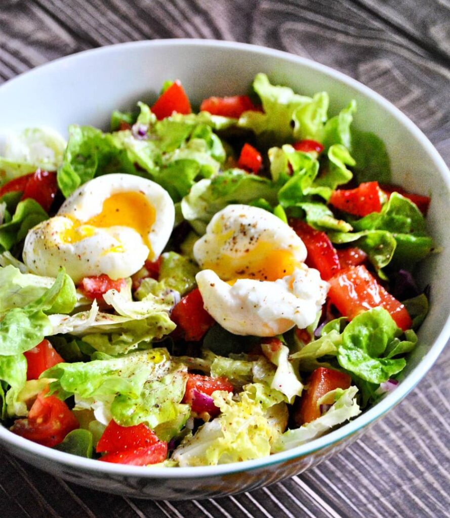 Salade composée avocat œuf mollet