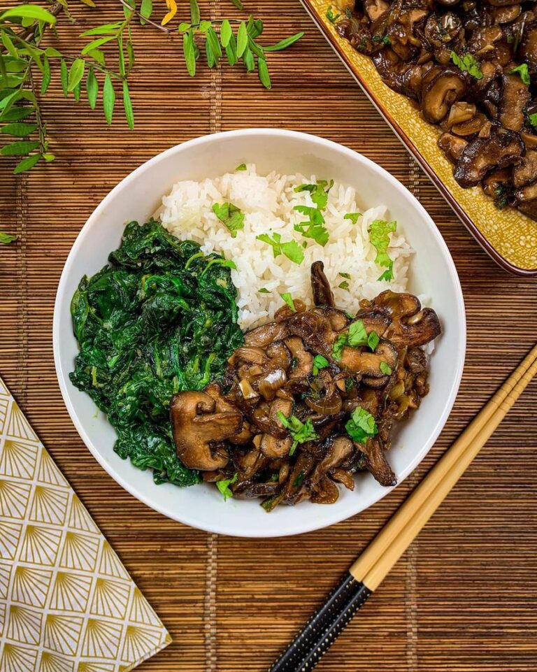 Poêlée de champignons noirs épinards et riz Poêlée de champignons noirs épinards et riz